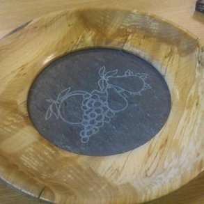 Trefat med gravert skiferbunn